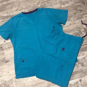 Women’s Carhartt scrub set